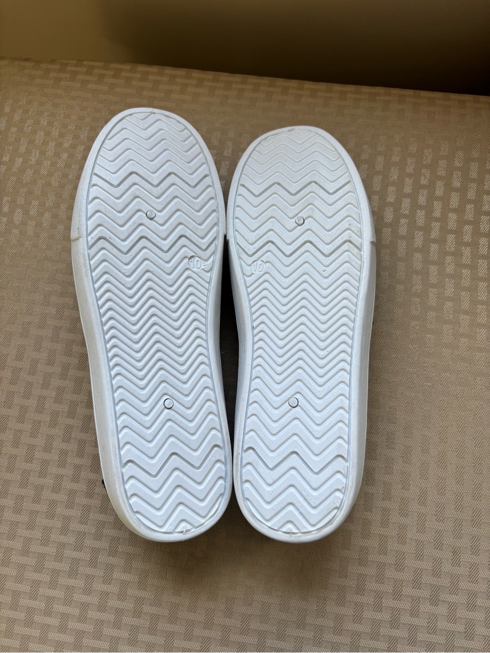 Tommy Bahama Women’s Black Slip-On Sneakers with Orange Pumpkin Print size 10 - Picture 2 of 4